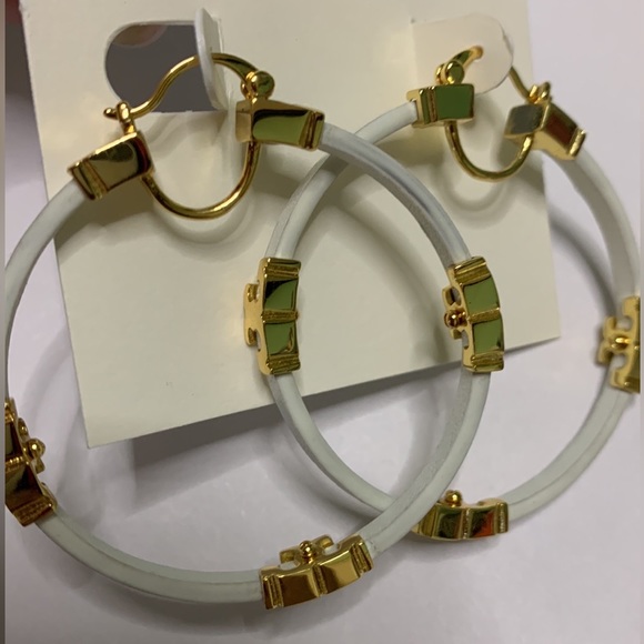 Tory Burch white leather sheriff T hoop earrings - Picture 6 of 7